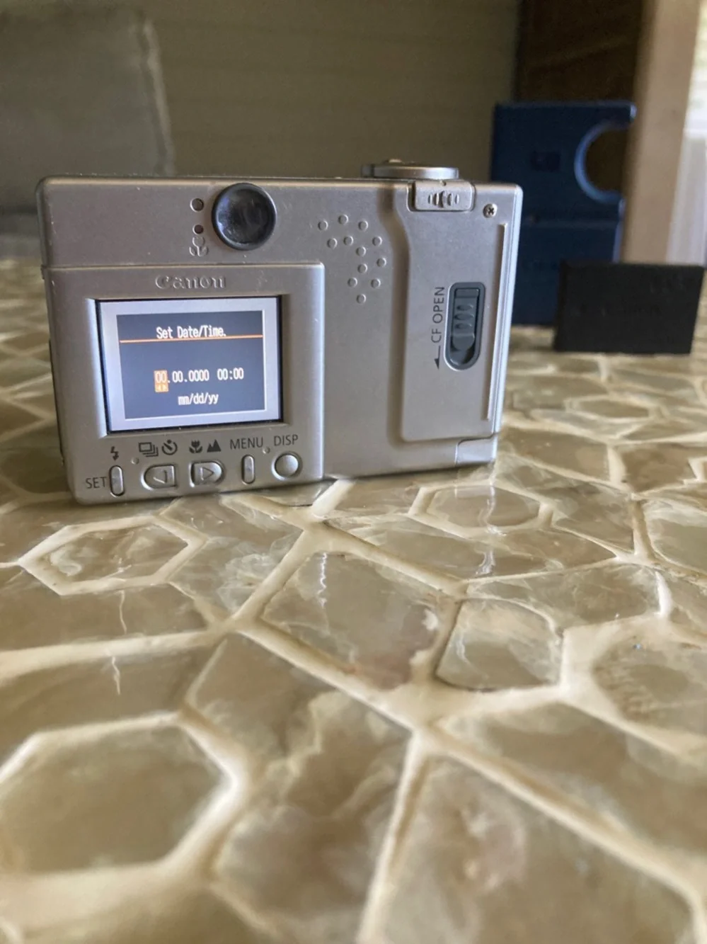 Canon Digital IXUS camera with 2 batteries & OEM charger